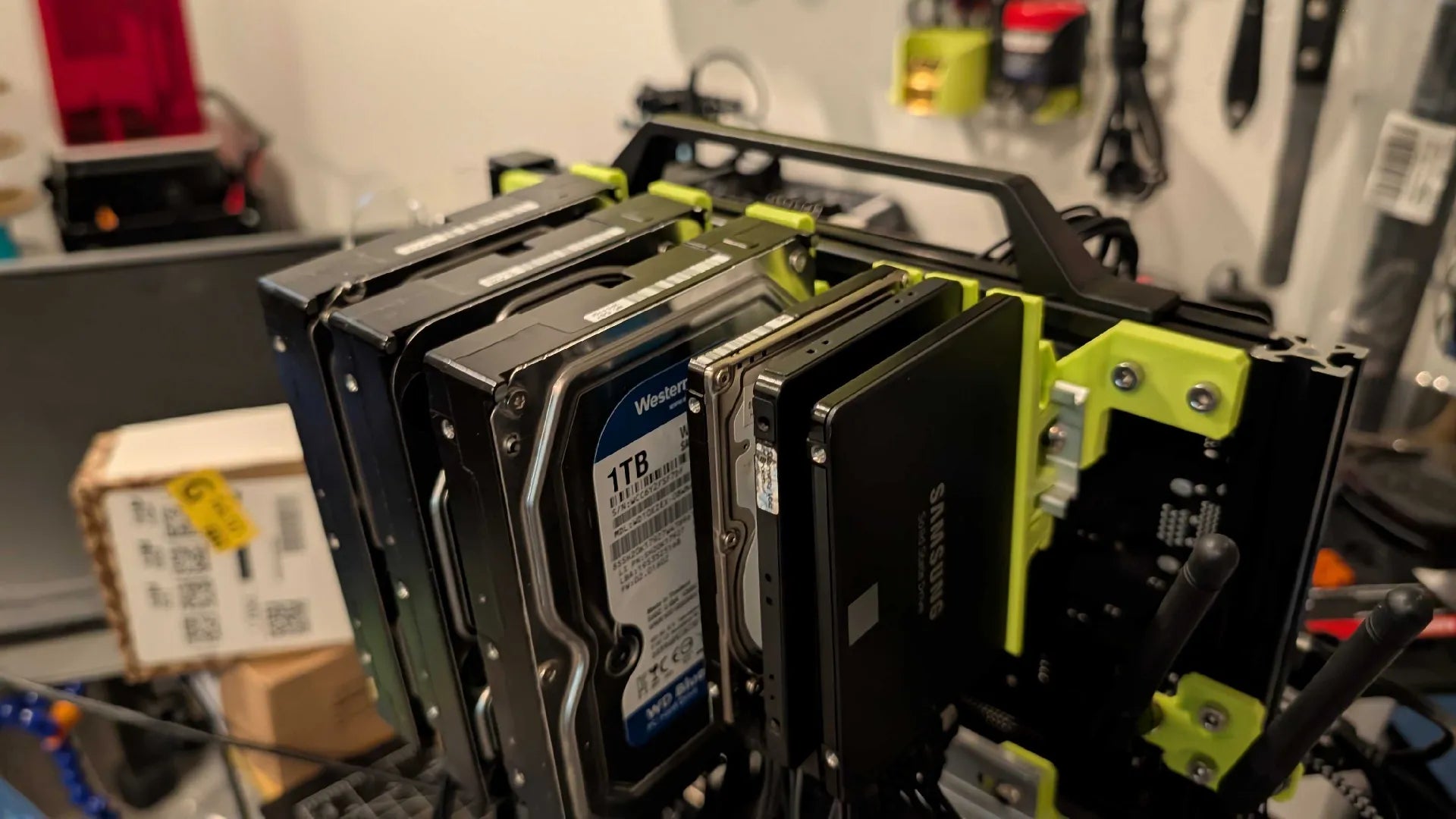 Носач за HDD/SSD на DIN шину 2,5"/3,5"